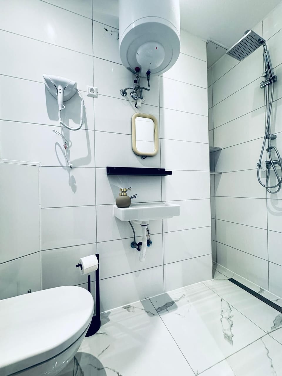Basic Apartment | Bathroom | Shower, free toiletries, hair dryer, towels