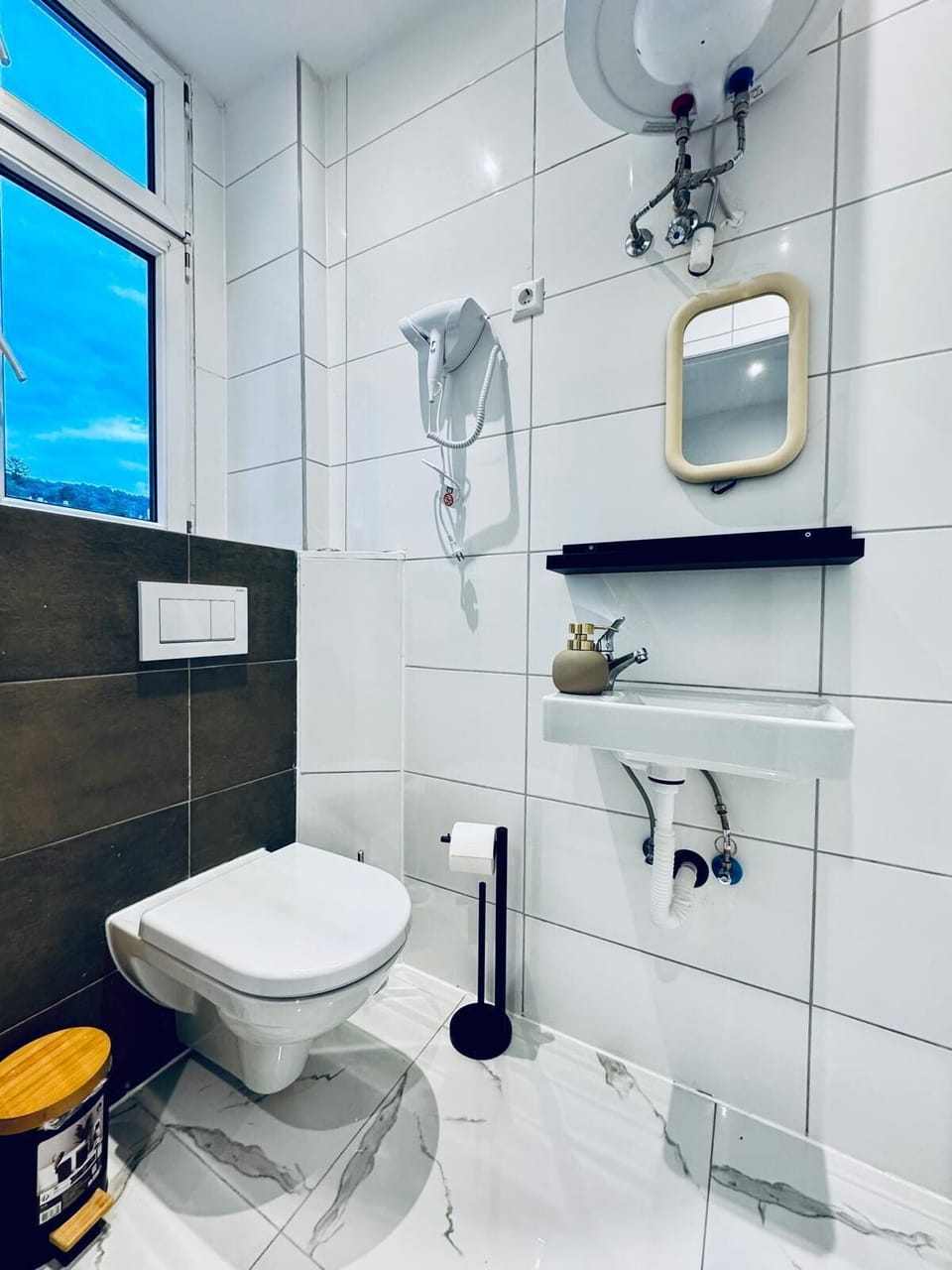 Basic Apartment | Bathroom | Shower, free toiletries, hair dryer, towels