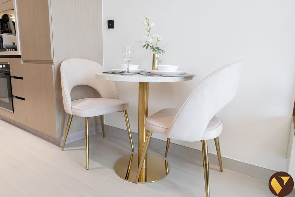 Luxury Studio, Balcony, City View | In-room dining