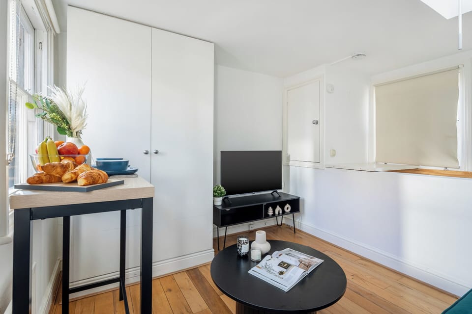 City Apartment, 2 Double Beds, Non Smoking, City View | Living area | 40-inch Smart TV with satellite channels