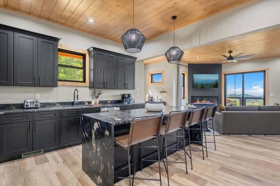 Your crew can chat, snack, and chill all in one spot, with the mountains just outside.
