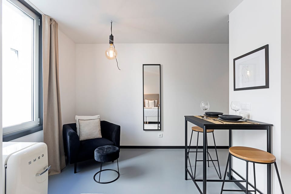 Studio, Courtyard View | In-room dining