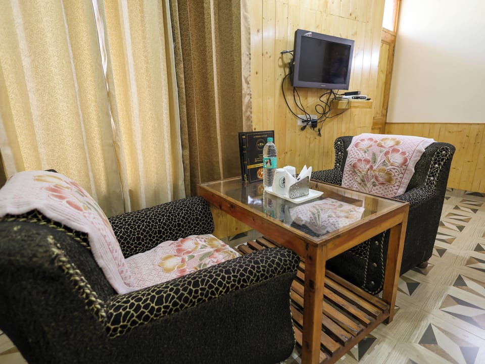 Luxury Double Room, 1 King Bed, Balcony, River View | In-room dining