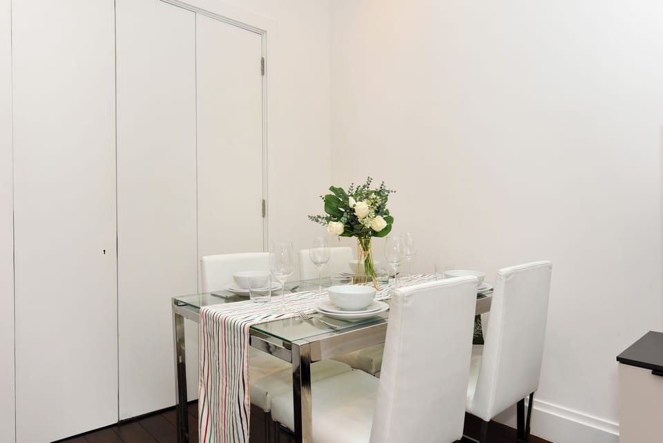 Superior Apartment, 3 Bedrooms, 2 Bathrooms, City View | In-room dining