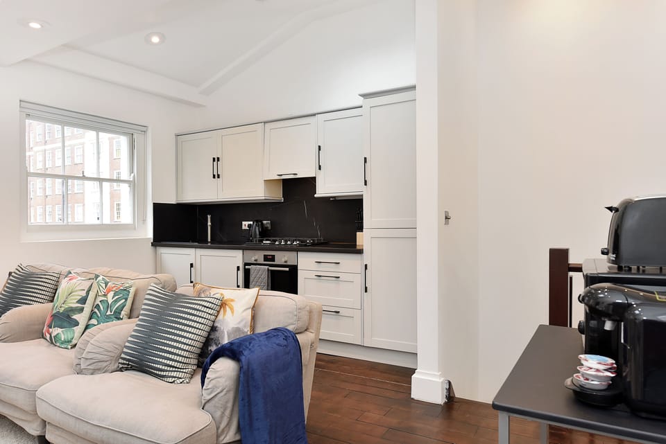Superior Apartment, 3 Bedrooms, 2 Bathrooms, City View | Living area | 42-inch Smart TV with satellite channels, Netflix, Hulu