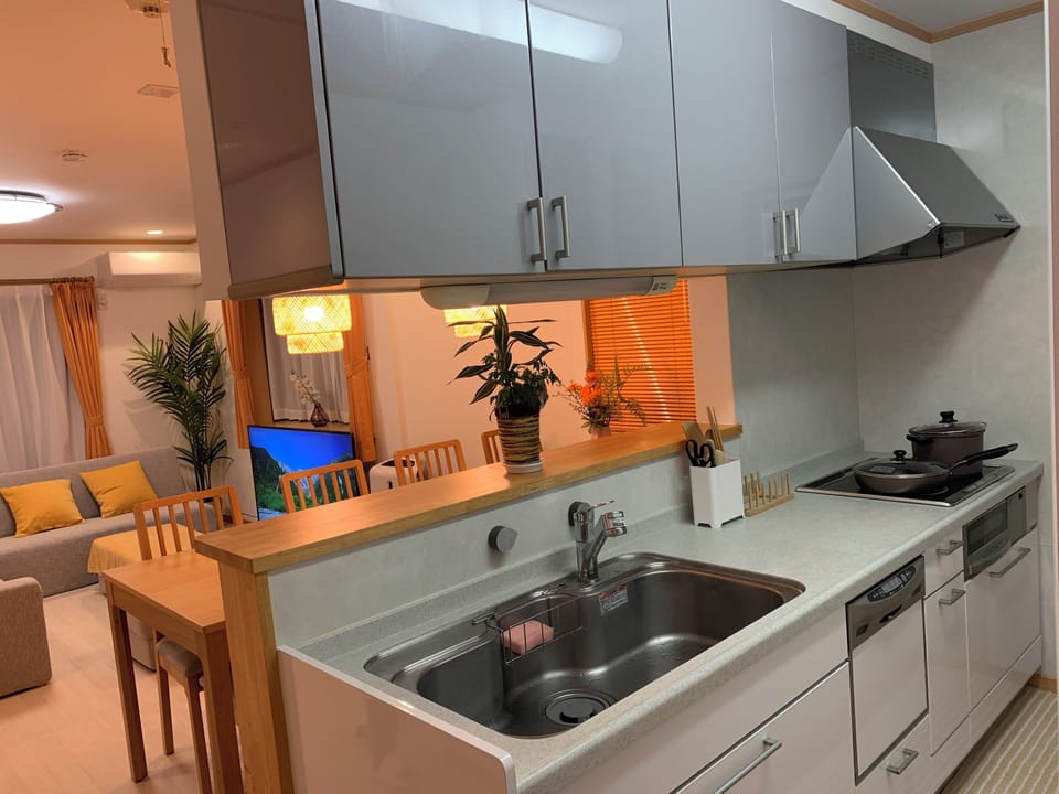 House, 4 Bedrooms, Kitchen, City View | Private kitchen | Shared fridge, shared microwave, oven, stovetop