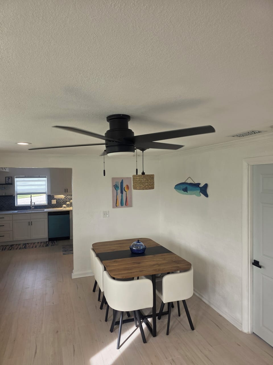 Dinning room sits 6