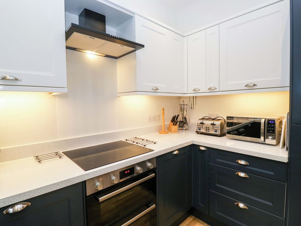 Fridge, microwave, dishwasher, cookware/dishes/utensils