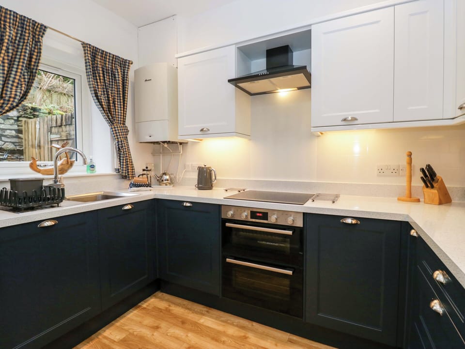 Fridge, microwave, dishwasher, cookware/dishes/utensils