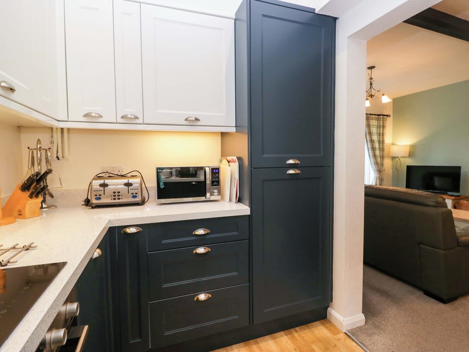 Fridge, microwave, dishwasher, cookware/dishes/utensils