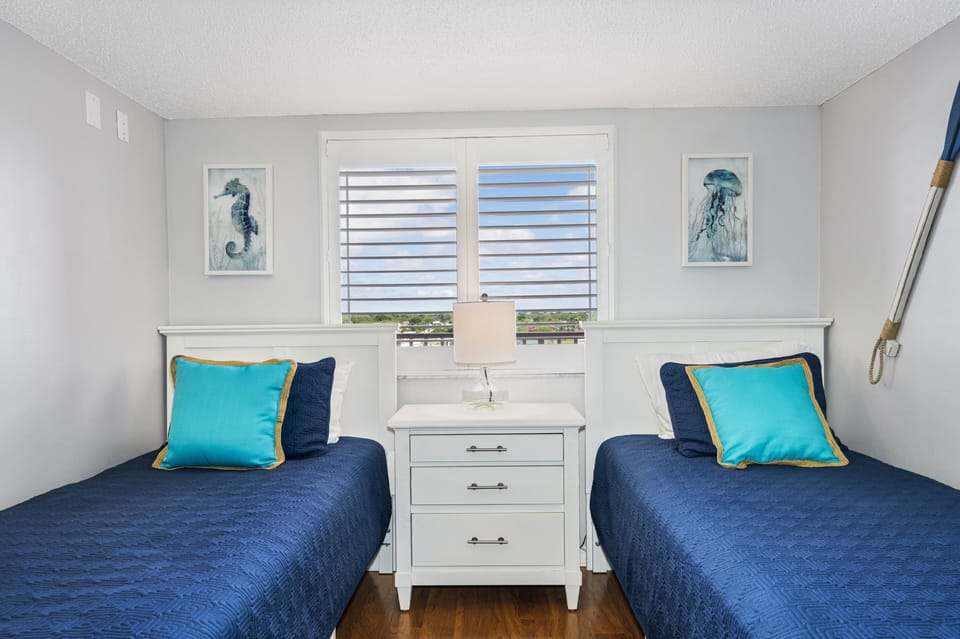 Guest Bedroom with 2 Twin Beds - Unit 2601
