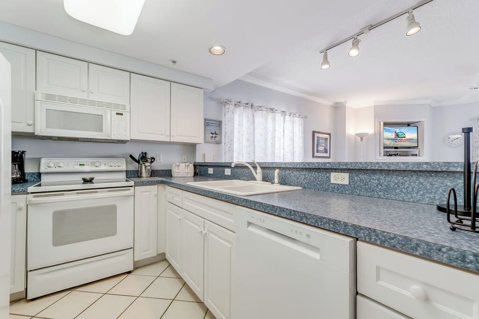 The Chef in your family will love this well-stocked kitchen