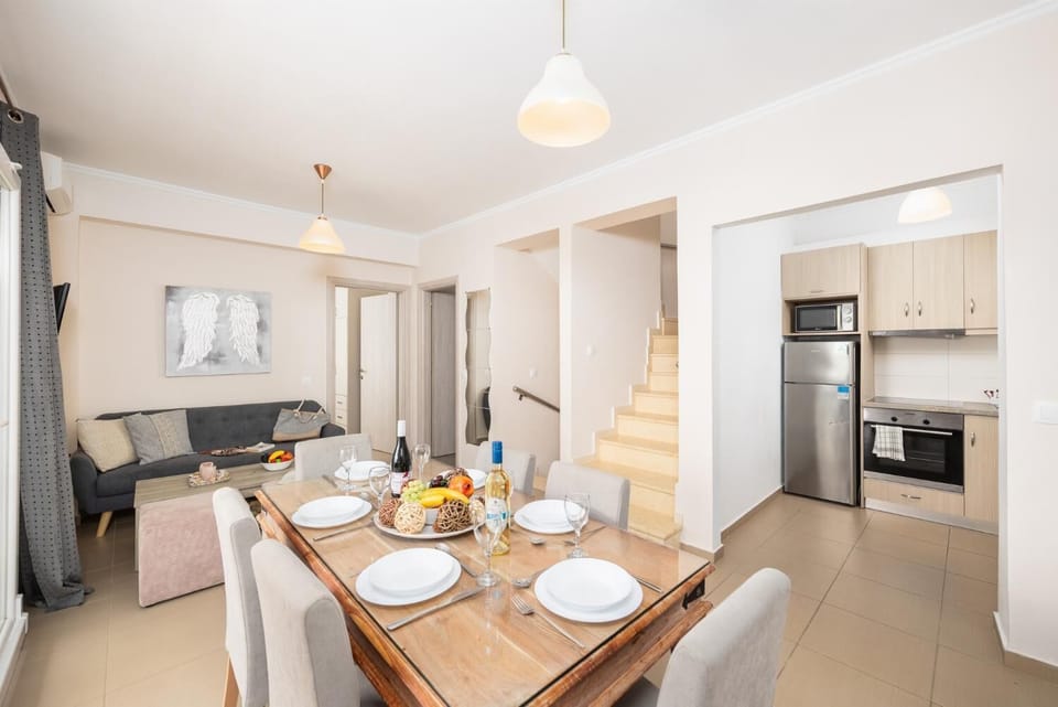 Open-plan living room with sofa, dining area, kitchen, A/C, WiFi internet, satellite TV, and sea views