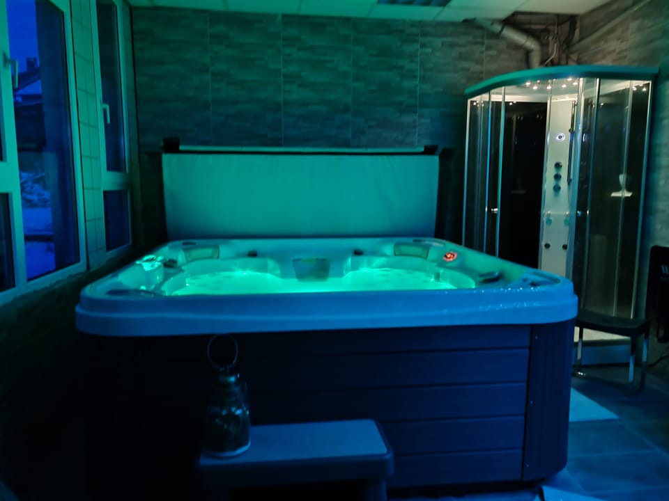 Indoor spa tub