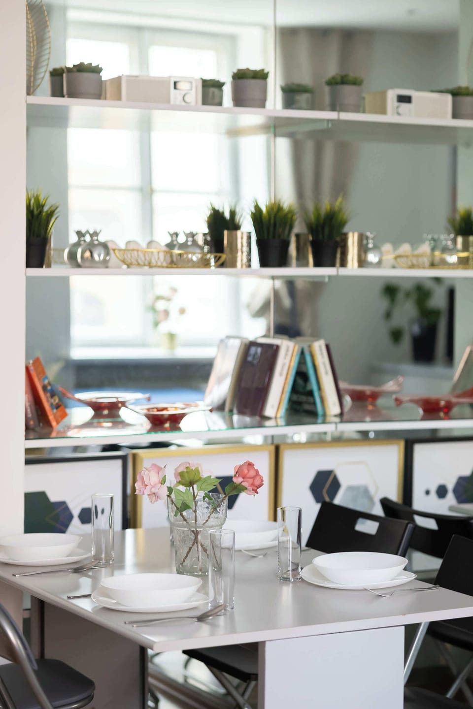 Shelves with decorations and books create a warm atmosphere that supports both focused work and peaceful relaxation.