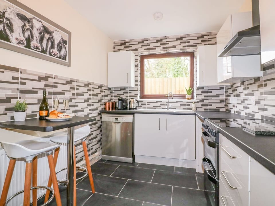 Fridge, cookware/dishes/utensils