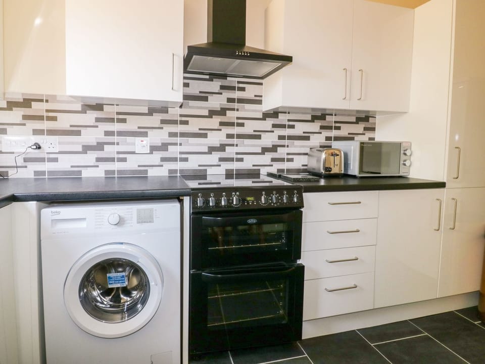 Fridge, cookware/dishes/utensils