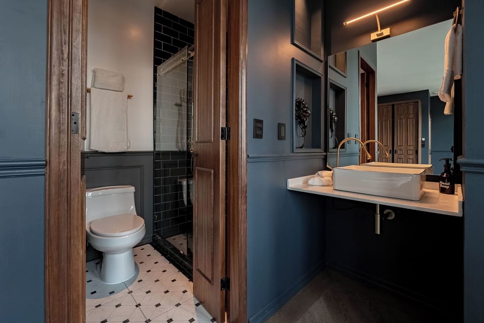 Shower, rainfall showerhead, free toiletries, hair dryer