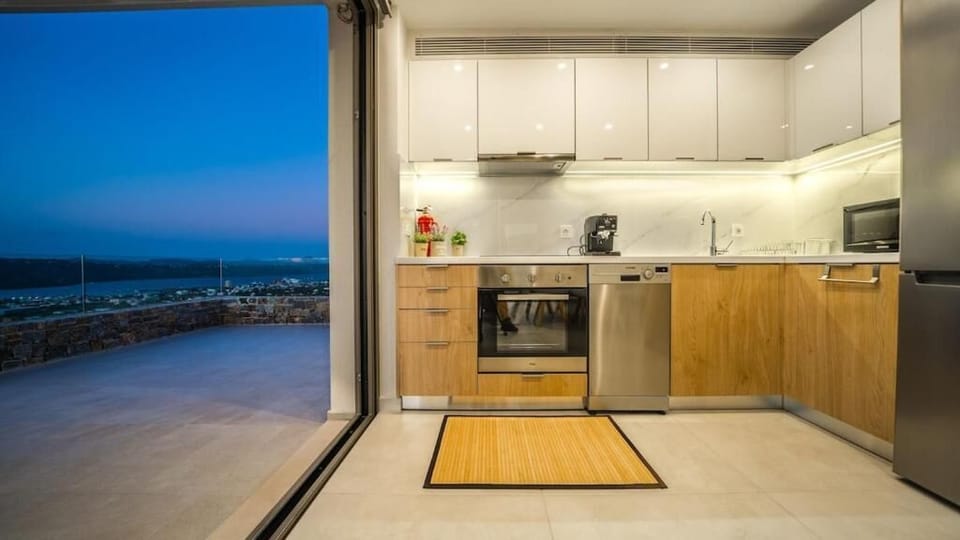 Deluxe Villa, City View | Private kitchen | Fridge, microwave, oven, stovetop