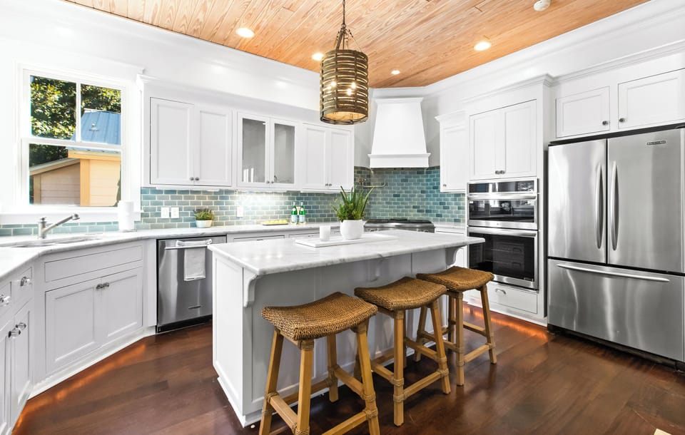 The well-supplied kitchen allows you to cook with ease