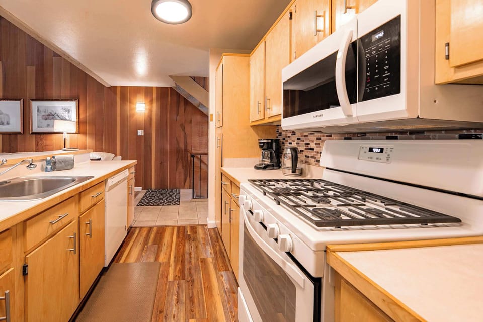 Full kitchen