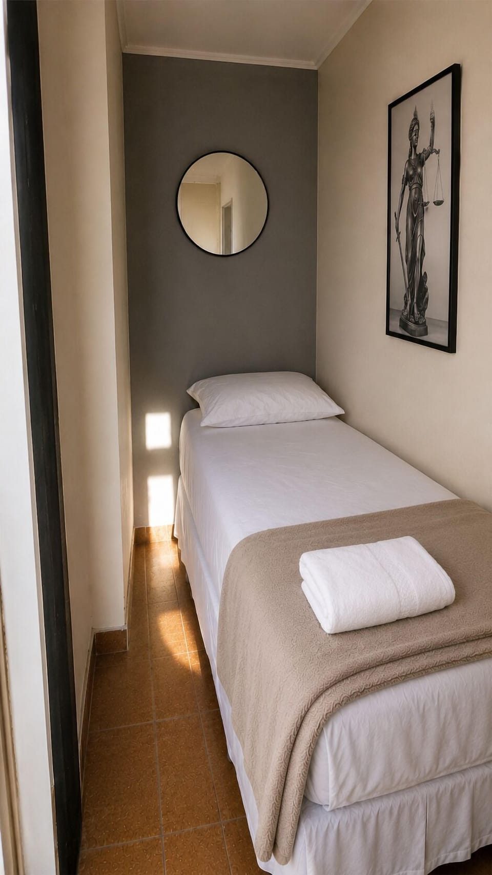 Basic Room | Hypo-allergenic bedding, blackout drapes, iron/ironing board, free WiFi