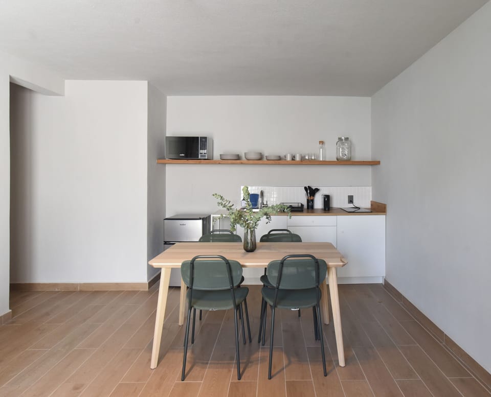 Comfort Studio Suite, Garden View | In-room dining