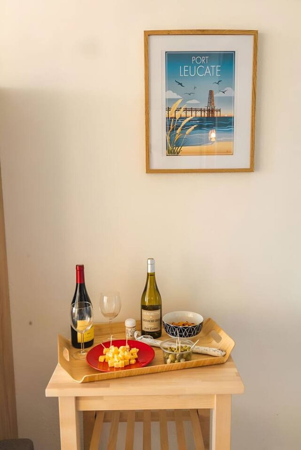 Apéritif en bord de mer – table avec bouteilles de vin local et rosé languedocien. L`appartement Terrasses du port à Leucate dispose de tout le nécessaire pour une soirée conviviale.