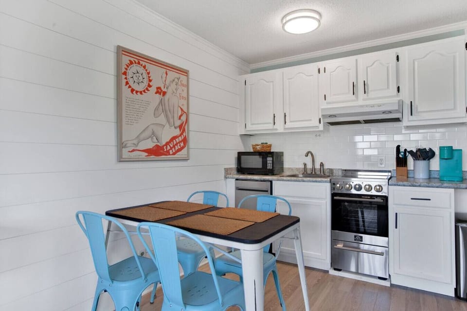 Sun n Fun - Tfull kitchen and dining area