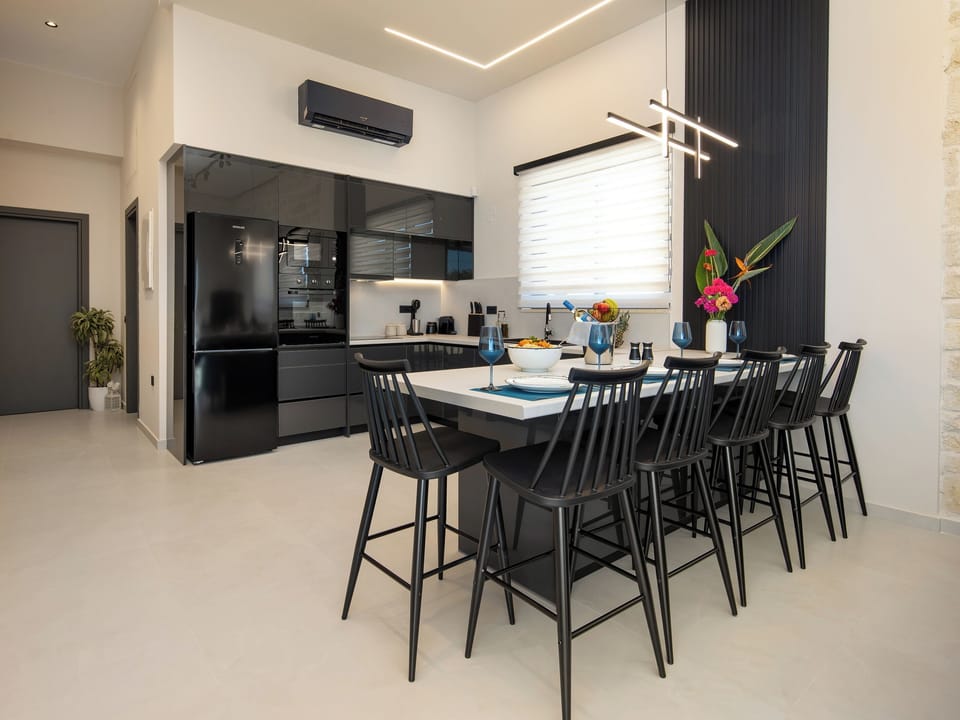 Luxury Villa, Garden View | In-room dining