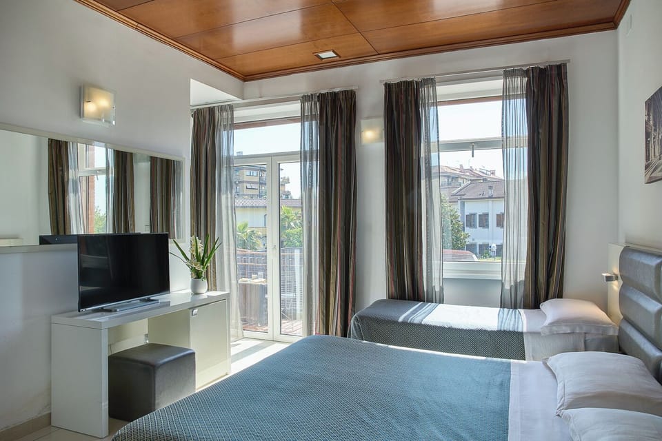 Superior Triple Room | In-room safe, desk, laptop workspace, soundproofing