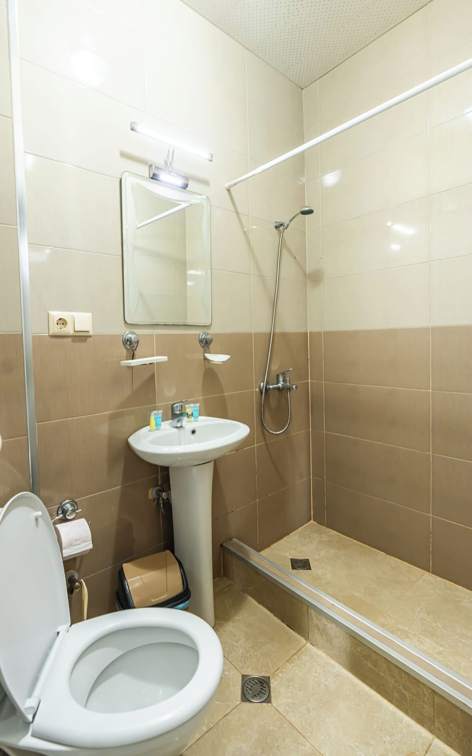 Deluxe Double Room | Bathroom | Hair dryer, bathrobes, slippers, towels