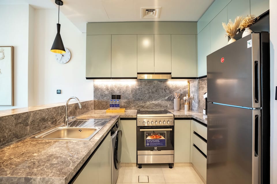 Luxury Apartment, Golf View | Private kitchen | Full-size fridge, microwave, oven, stovetop