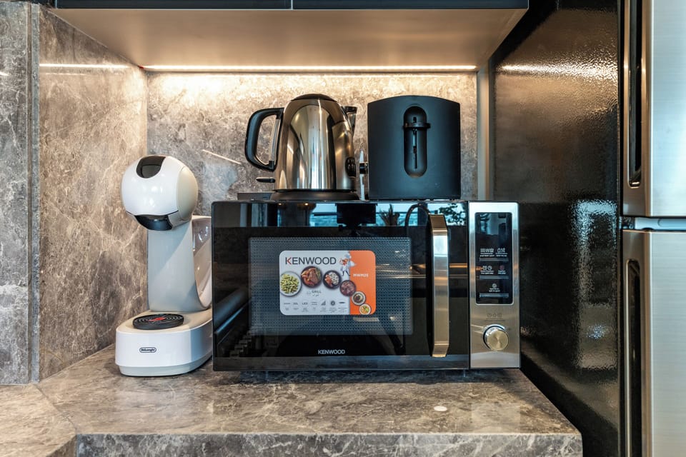 Luxury Apartment, Golf View | Private kitchen | Full-size fridge, microwave, oven, stovetop