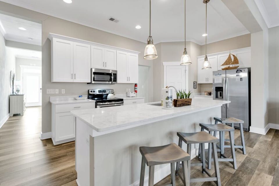 Beautiful well stocked kitchen