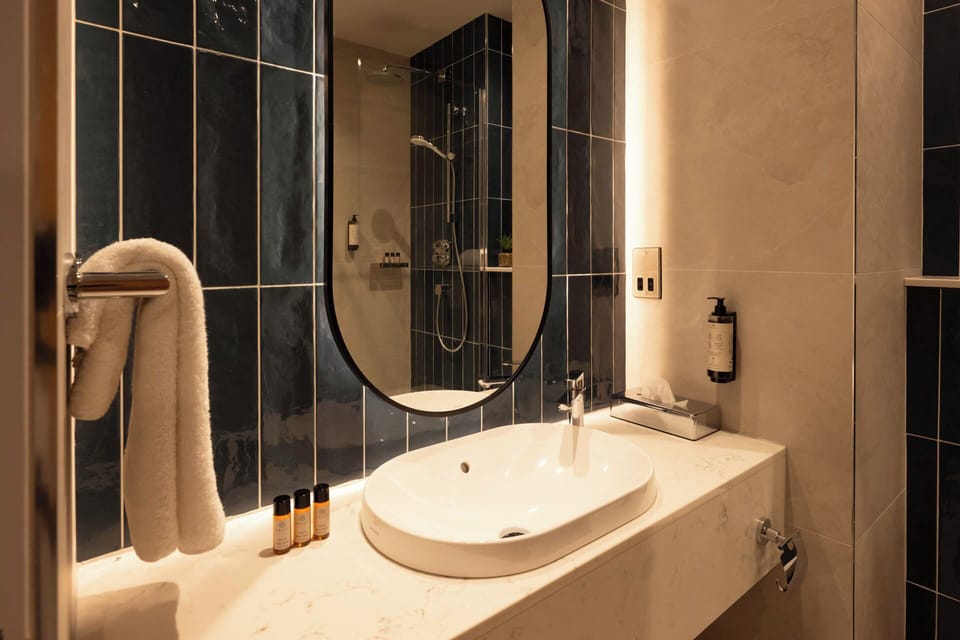 Combined shower/tub, deep soaking tub, free toiletries, hair dryer