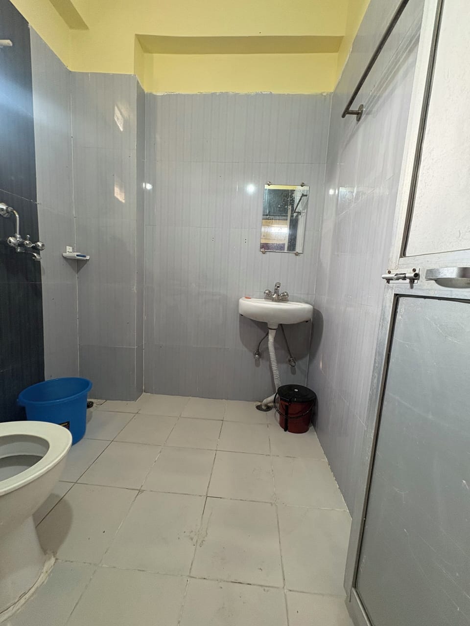 Standard Room Twin Bed | Bathroom | Shower, bathrobes, slippers, towels