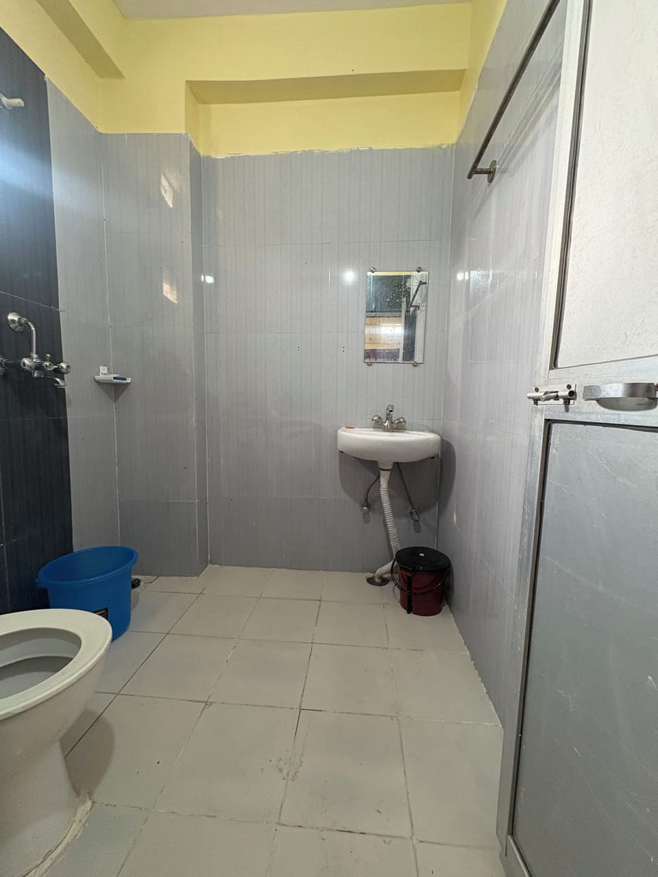 Standard Room Twin Bed | Bathroom | Shower, bathrobes, slippers, towels
