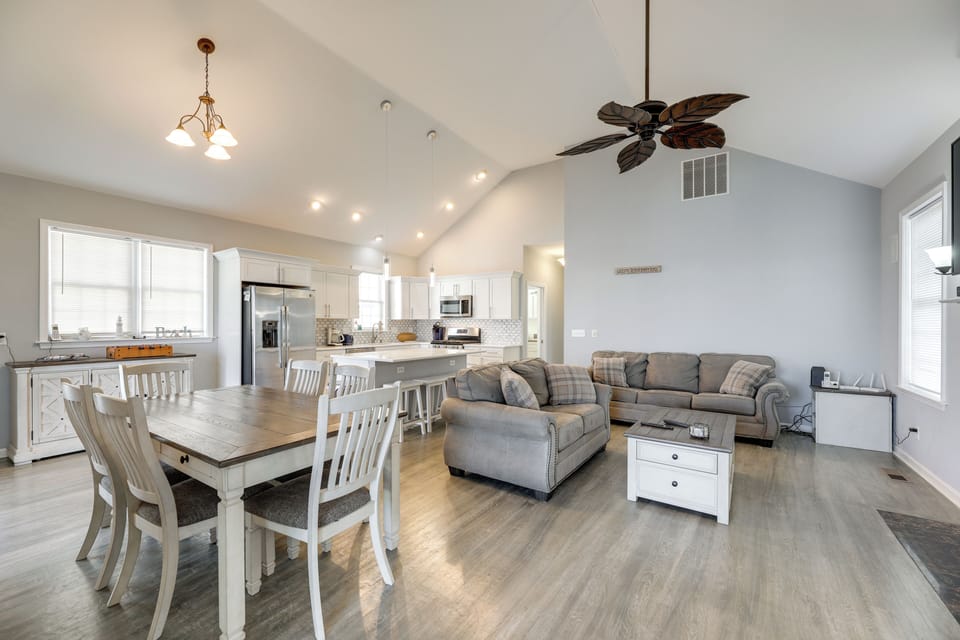 Main Interior | Smart TV | Free WiFi | Central Air Conditioning/Heat