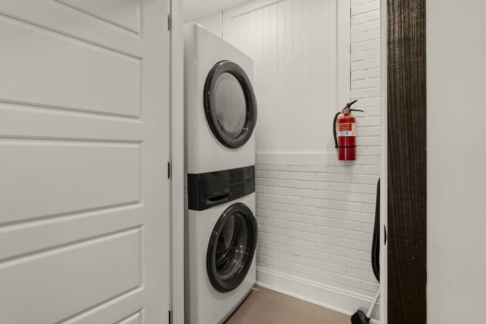 Closet w/ washer & dryer