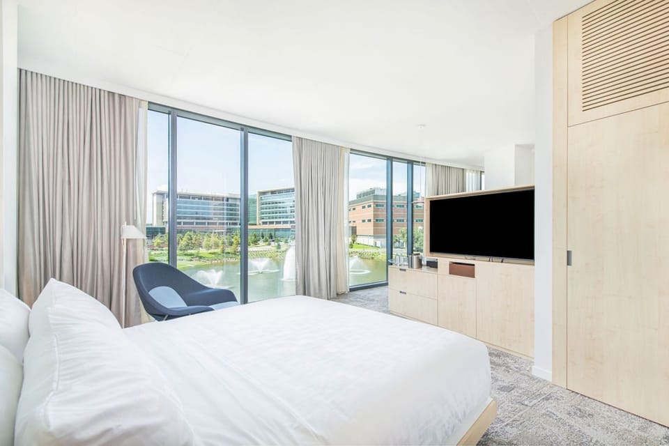 Wake up to breathtaking waterfront views from this contemporary guestroom, perfectly blending comfort and sophistication.