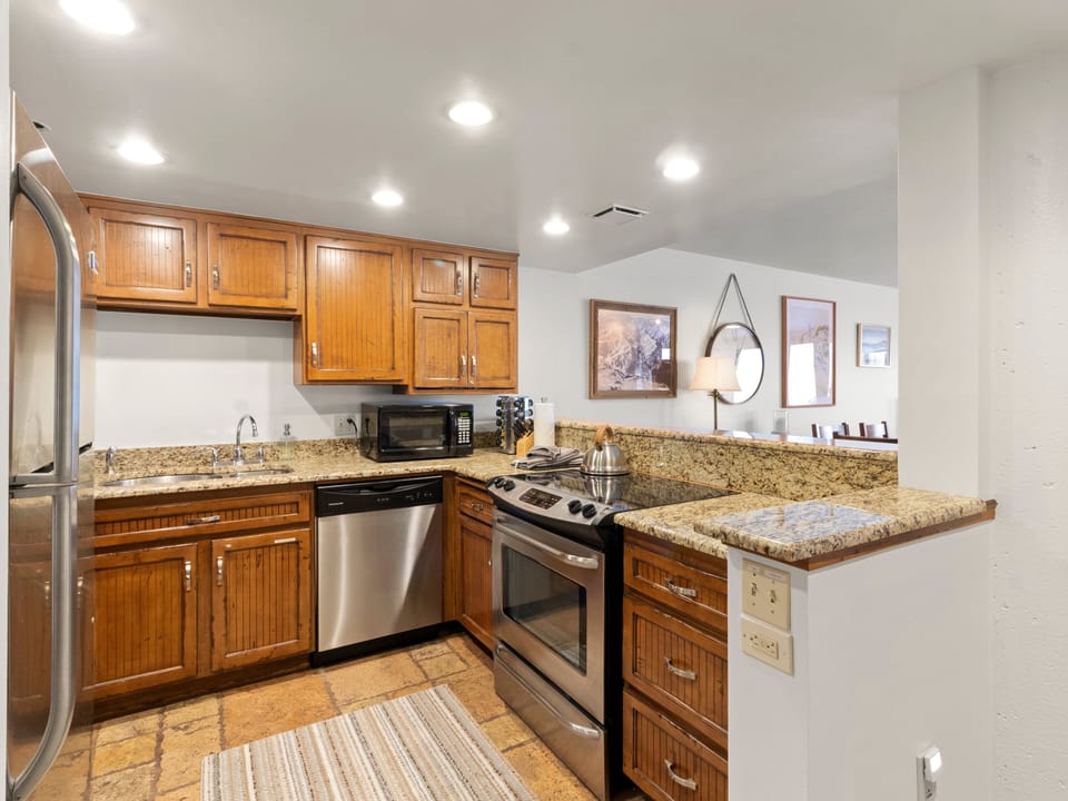 Full Kitchen / Stainless Steel Appliances