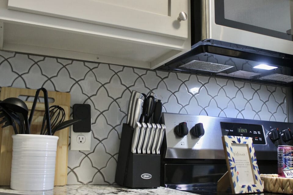 Pint-sized and perfectly equipped. Efficiency meets style in this chef’s corner.