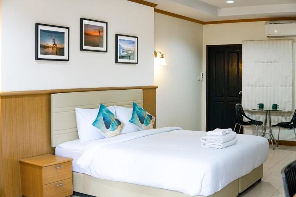 Superior Double Room | In-room safe, desk, WiFi (free)
