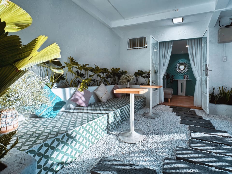 Comfort House, 2 Bedrooms, Garden View | Living area | Flat-screen TV, fireplace