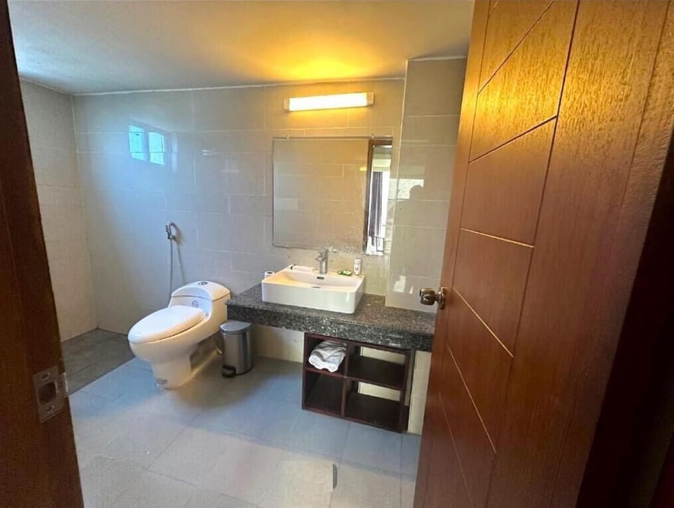 Bathtub, free toiletries, towels, soap