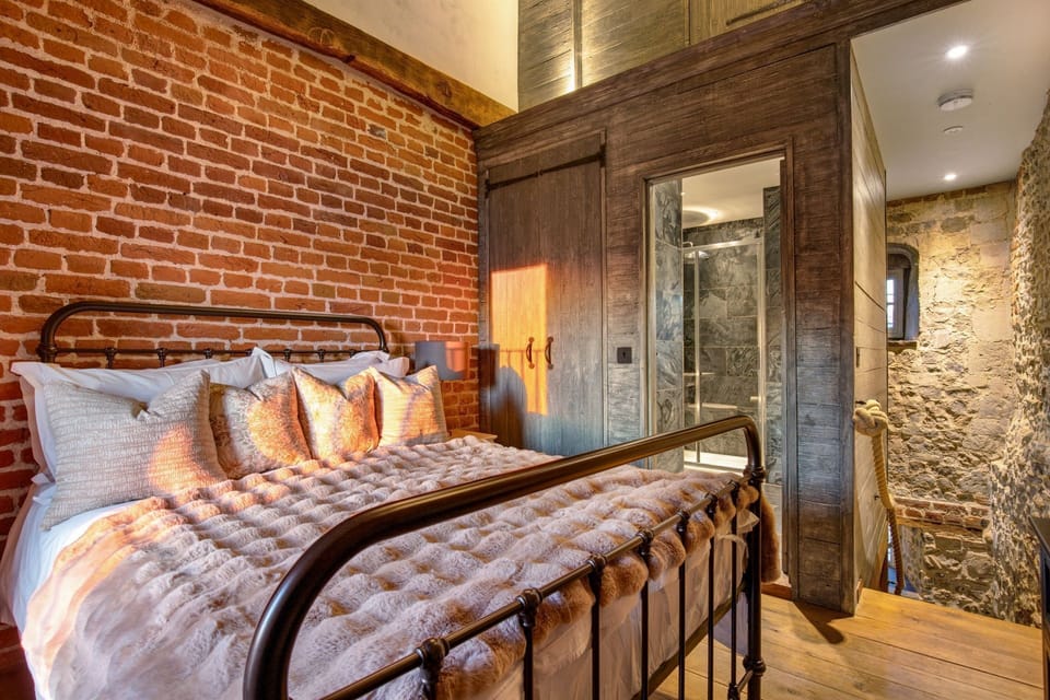 The King-size bedroom at Priory Barn, Essex