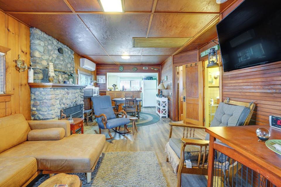 Living Space | Free WiFi | Central A/C & Heating