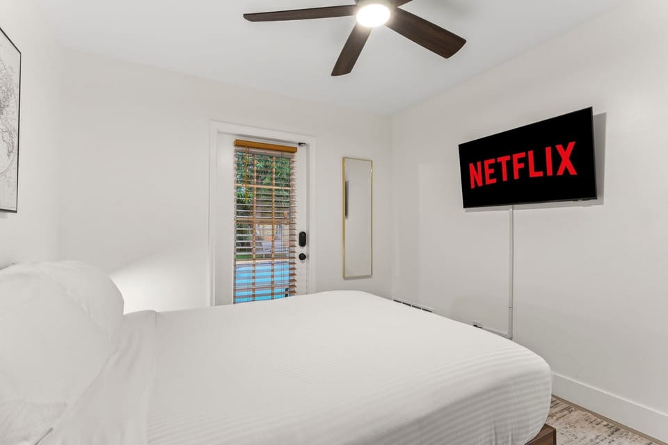 A bed that says: “Stay as long as you like.” Our queen bedroom is perfect for Netflix marathons, lazy mornings, and sleep so good you’ll want to book again.