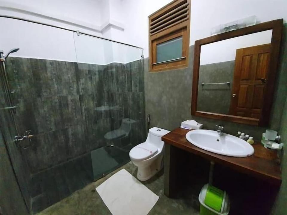 Deluxe Double Room, 1 Queen Bed, Balcony, Lake View | Bathroom | Hair dryer, towels